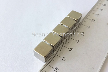 magneti a cubo di 10x10x10mm NdFeB